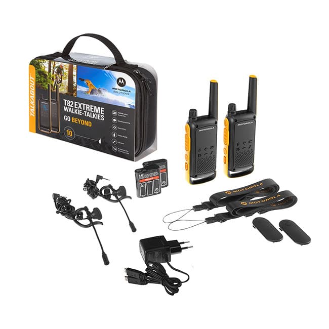 Kompletní balení Motorola TALKABOUT T82 Extreme Twin Pack: dvě radiostanice, nabíječ, baterie, klipy, sluchátka, krk a pouzdro.