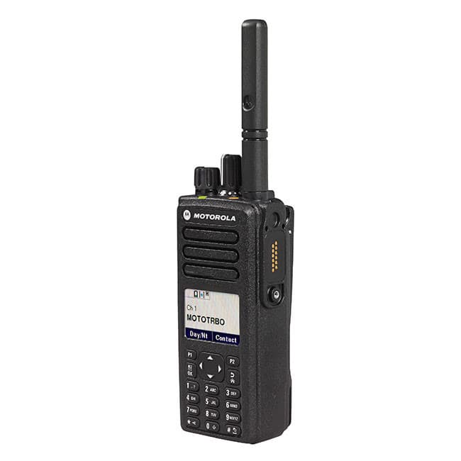 Tříčtvrteční pohled na radiostanici Motorola MOTOTRBO™ DP4800e VHF shora, ukazující displej, numerickou klávesnici a boční port pro připojení příslušenství.