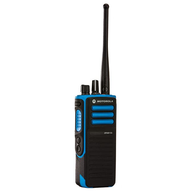 Čelní pohled na radiostanici Motorola DP4401 ATEX. Je vidět přední mřížka reproduktoru, logo, černá anténa a ovladače v modrém a černém provedení.