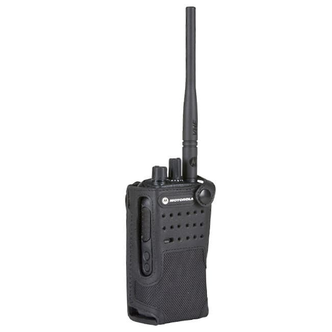 Radiostanice Motorola DP2400e s nasazeným nylonovým pouzdrem PMLN5870, pohled z boku. Viditelná anténa, otočné ovladače a logo Motorola na pouzdře.