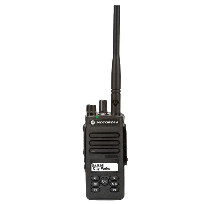 Čelní pohled na radiostanici Motorola DP2600 VHF s displejem zobrazujícím 'City Parks' a klávesnicí s navigačními tlačítky.