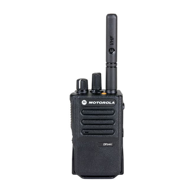 Černá radiostanice Motorola DP3441 VHF zepředu, viditelný displej, logo Motorola, otočné ovladače a anténa s označením VHF.