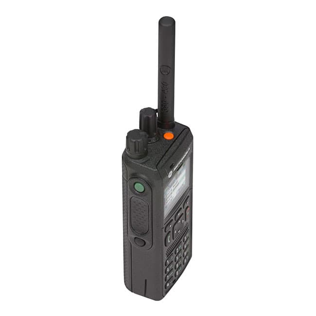 MTP3550 UHF TETRA z pohledu shora doprava, viditelná anténa, otočné ovladače a zelená klávesa na boku.
