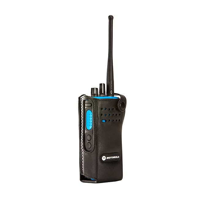 Radiostanice DP4401 Ex v koženém pouzdře PMLN6098, pohled z boku s anténou a ovládacími prvky.