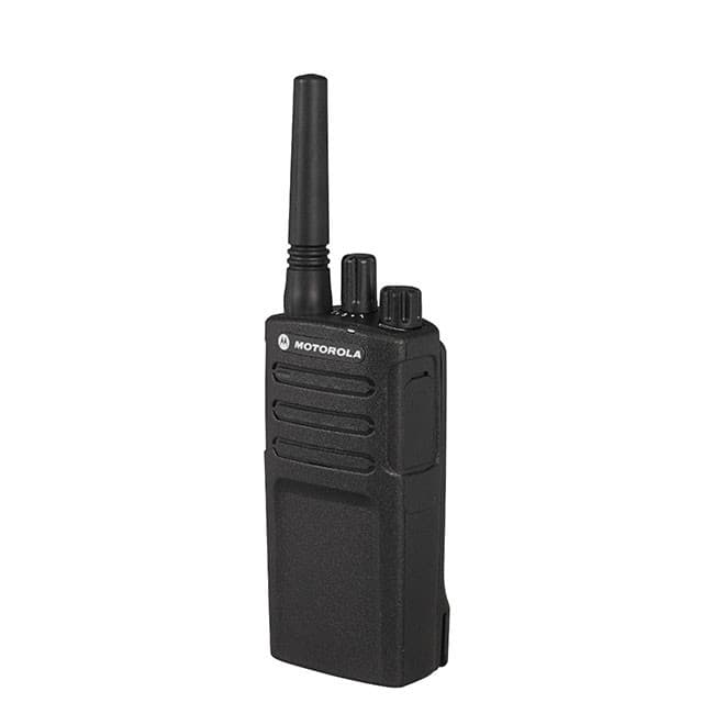 Radiostanice Motorola XT420, PMR446 zepředu zprava. Detail antény, dvou otočných knoflíků a reproduktoru s mikrofonem.