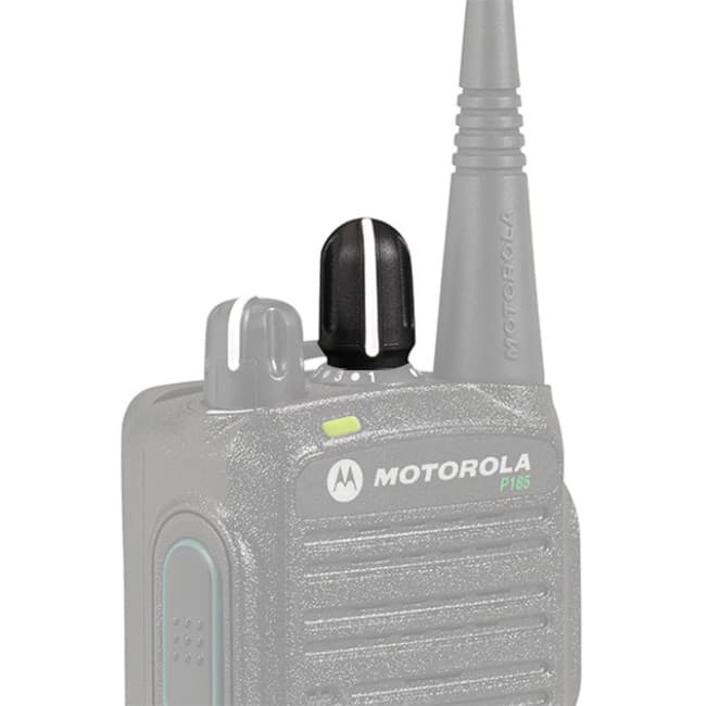 Detail černé otočné čepičky PMDN4101 ovladače přepínání kanálů s bílou linkou, nasazené na radiostanici Motorola.