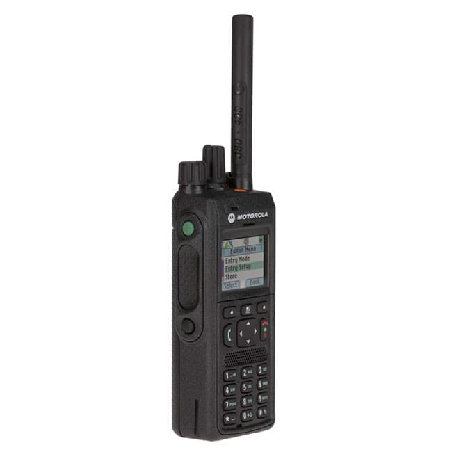 MTP3550 UHF TETRA z pohledu shora doleva, displej zobrazující menu pro vstup, zelené tlačítko PTT a ovladače.