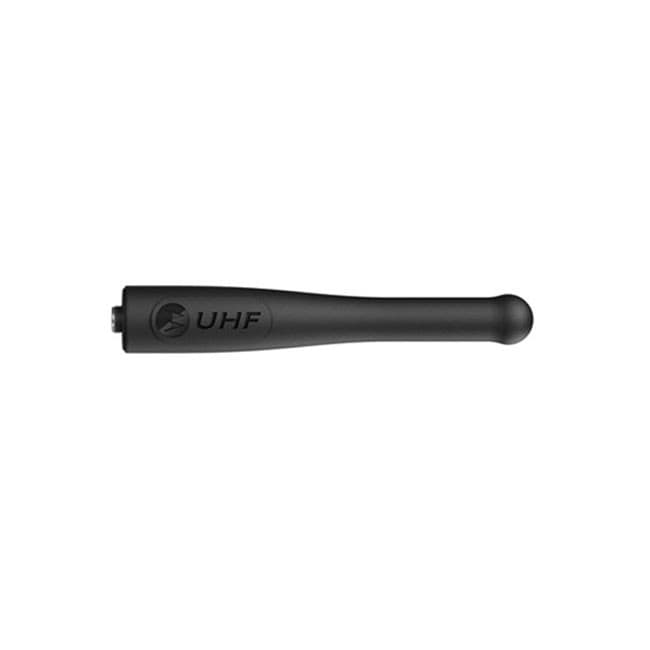 Detailní záběr černé krátké antény Motorola PMAE4100 UHF/GPS 403-433 MHz ležící na bílém pozadí zleva.