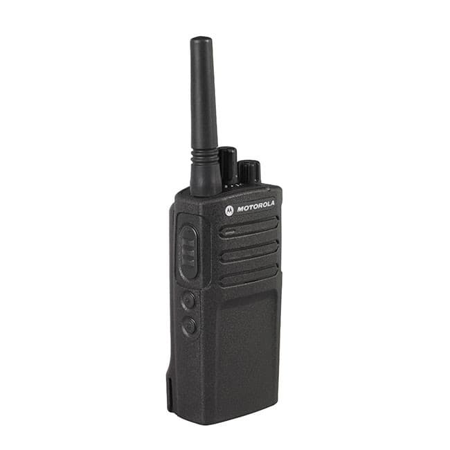Černé, odolné tělo radiostanice Motorola XT420, PMR446 zepředu zleva. Zřetelně viditelné tlačítko PTT a logo Motorola.