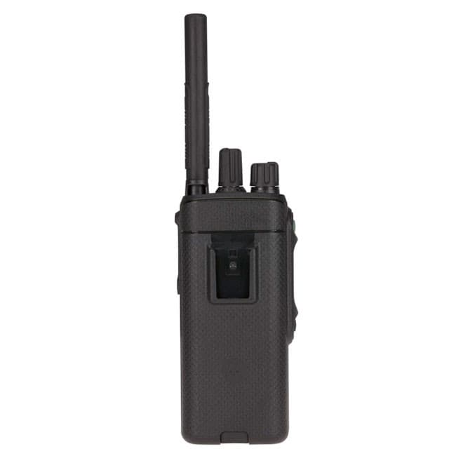 Boční pohled na radiostanici MTP3550 UHF TETRA s konektorem pro příslušenství na levém boku.