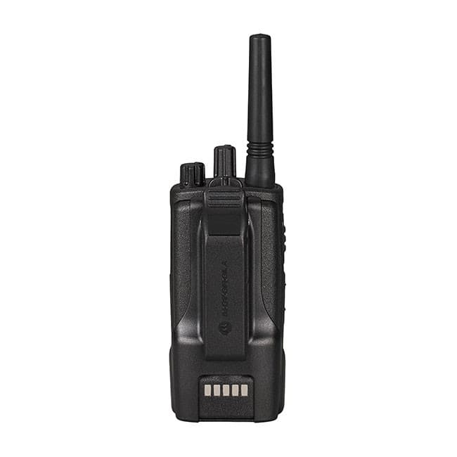 Boční pohled na radiostanici Motorola XT420, PMR446 zprava. Viditelná spona na opasek a konektory pro dobíjení baterie.