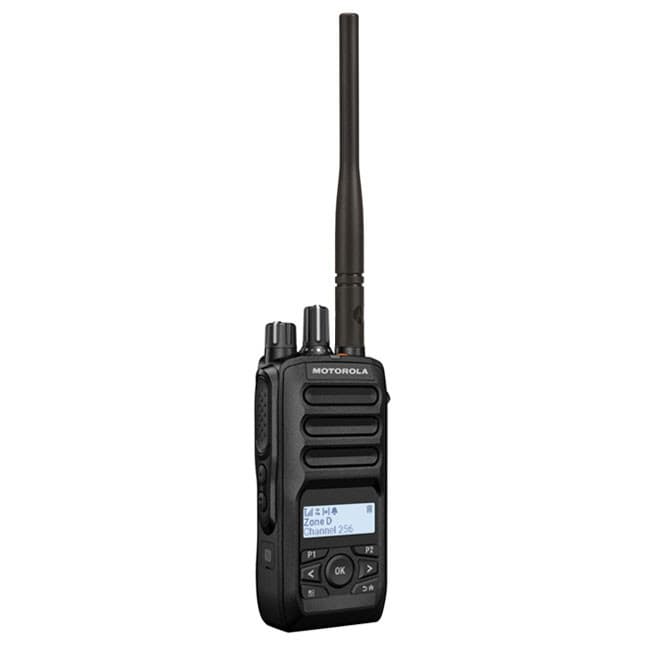 Radiostanice Motorola MOTOTRBO™ R5 LKP s mírným natočením doprava, ukazujícím displej a čelní tlačítka pro ovládání.