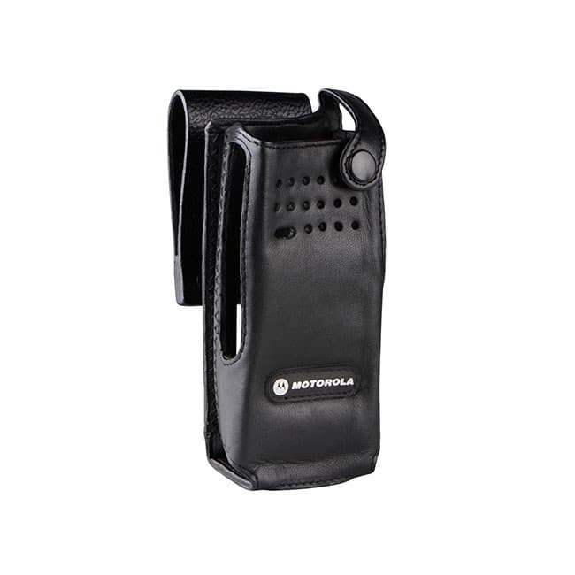 Detailní pohled zepředu na černé kožené pouzdro PMLN6098 s logem Motorola, s otvory pro reproduktor a pevným klipem na opasek.