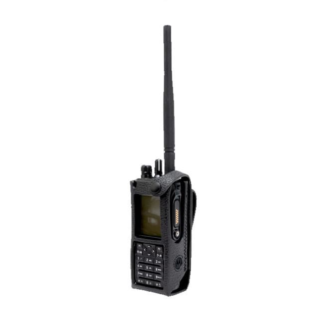 Radiostanice Motorola R7 FKP s anténou zasunutá v PMLN8299 pouzdře z tvrdé kůže. Je zřetelná klávesnice a konektor nabíjení.