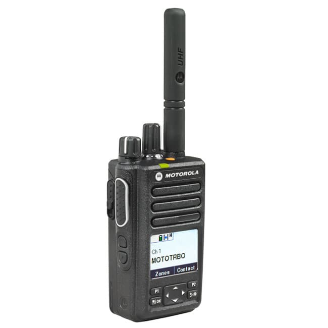 Detail přenosné radiostanice Motorola MOTOTRBO™ DP 3661e UHF zprava. Vidíme anténu UHF, ovládací prvky a podsvícený displej s aktivním kanálem Ch 1.