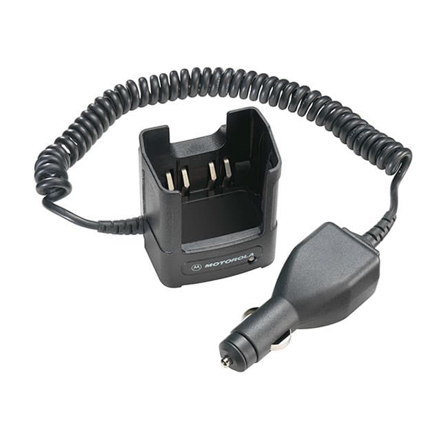 Horní pohled na cestovní nabíječ do vozidla NNTN8525 s černým napájecím adaptérem do autozapalovače, spirálovým kabelem a nabíjecí základnou Motorola.