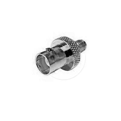 Detail 5880384G68 BNC/SMA anténního adaptéru ze šikmého pohledu, viditelná BNC zástrčka a závit SMA adaptéru.