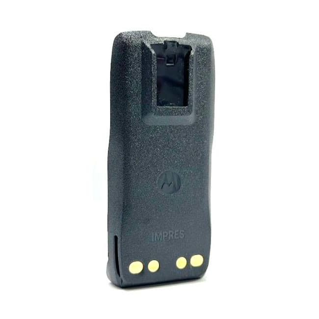 Černá baterie Motorola IMPRES PMNN4888 LiIon 2200 mAh focená z mírného nadhledu. Zvýrazněny zlaté nabíjecí kontakty a úchyt k radiostanici.