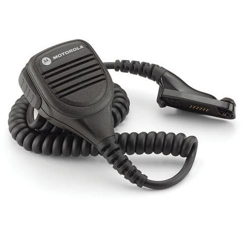 Šikmý pohled shora na oddělený reproduktor s mikrofonem PMMN4040 Motorola s dlouhým krouceným kabelem a konektorem
