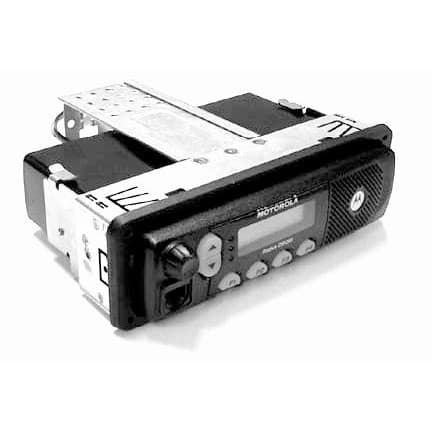 Šikmý pohled na radiostanici Motorola s připojenou stříbrnou FTN6083 DIN montážní sadou z pohledu zepředu shora.