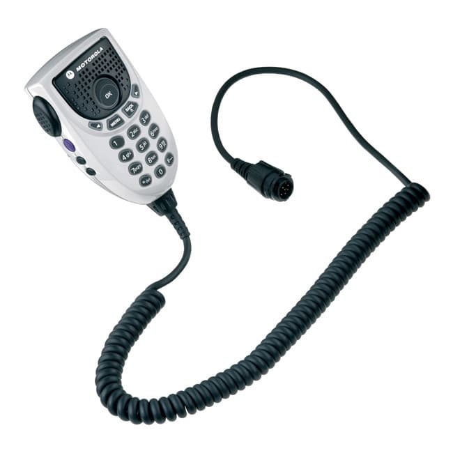 Motorola RMN5065 Smart mikrofon shora s coiled kabelem a 16-pinovým konektorem, stříbrno-černá numerická klávesnice, ovladače hlasitosti a PTT tlačítko na boku.