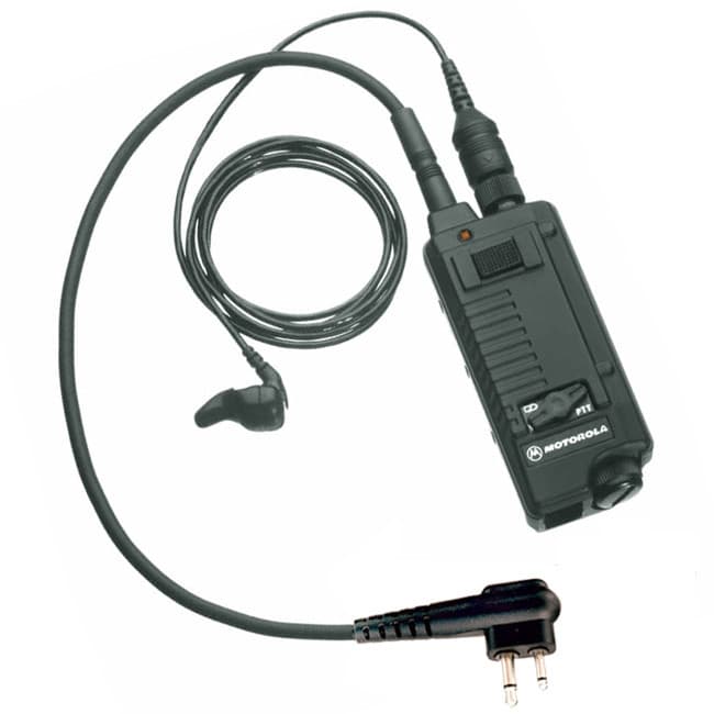 Detail speciální audio soupravy BDN6706 VoiceDucer VOX/PTT Motorola shora. Vidíme sluchátko, PTT modul s logem Motorola a dvoupinový konektor pro připojení k radiostanici.