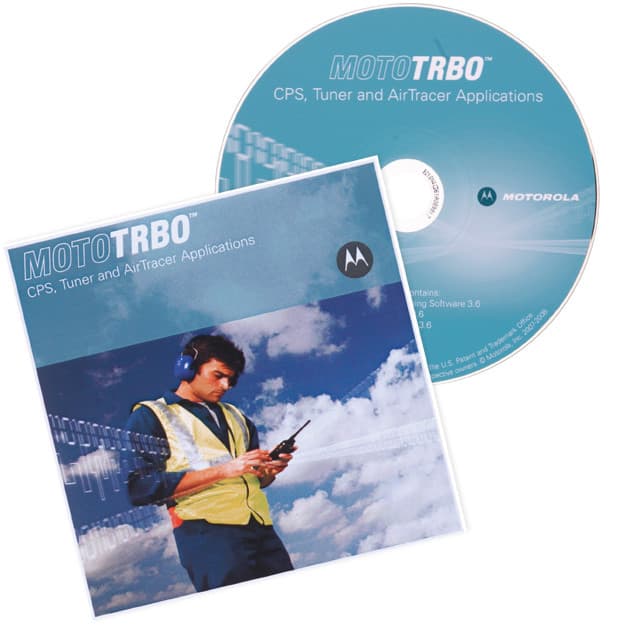 Šikmý pohled na CD-ROM s nápisem MOTOTRBO CPS, Tuner and AirTracer Applications a tištěný obal pro GMVN5141 CPS - MOTOTRBO Software CD EMU. Na obalu je muž s radiostanicí.