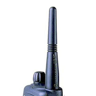Detailní pohled na horní část radiostanice Motorola s nasazenou černou krátkou helical UHF anténou PMAE4003, viditelné značení Motorola UHF.