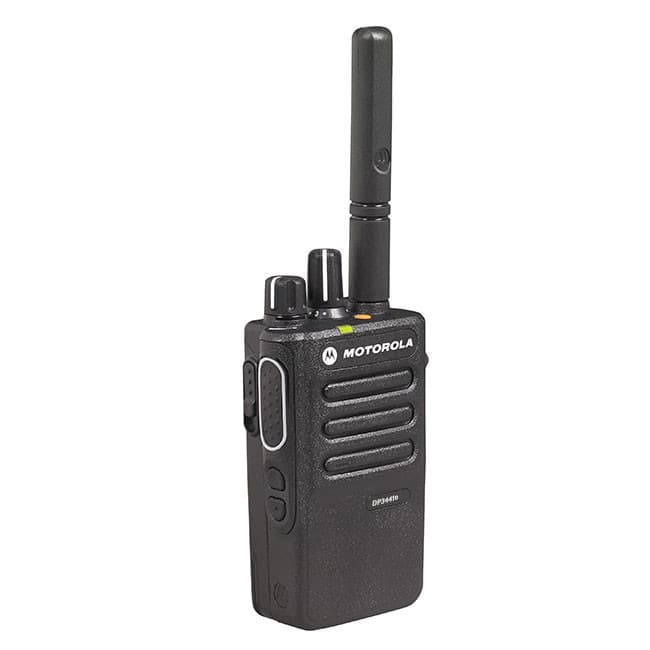 Černá radiostanice Motorola MOTOTRBO™ DP 3441e zepředu s anténou, otočnými ovladači, tlačítky PTT a programovatelnými tlačítky na boku s logem Motorola.