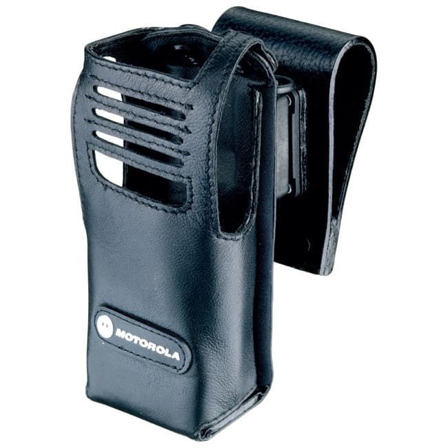 Černé kožené pouzdro PMLN5025 pro radiostanice DP340x z boku. Viditelný opaskový klip a logo Motorola vpředu.