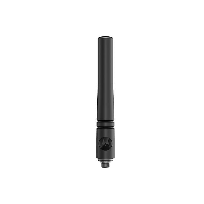 Černá, krátká širokopásmová anténa Motorola AN000348A01 UHF 400-527 MHz z detailu. Viditelný závitový konektor, nad kterým je logo Motorola.