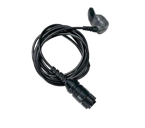 Černé sluchátko Motorola BDN6677 z detailu shora, rozvinutý kabel s konektorem leží na bílém pozadí.