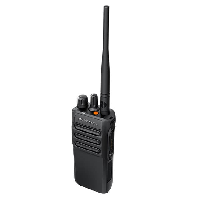 Detailní pohled shora na čelní stranu radiostanice Motorola MOTOTRBO™ R7 NKP s anténou a ovládacími prvky.