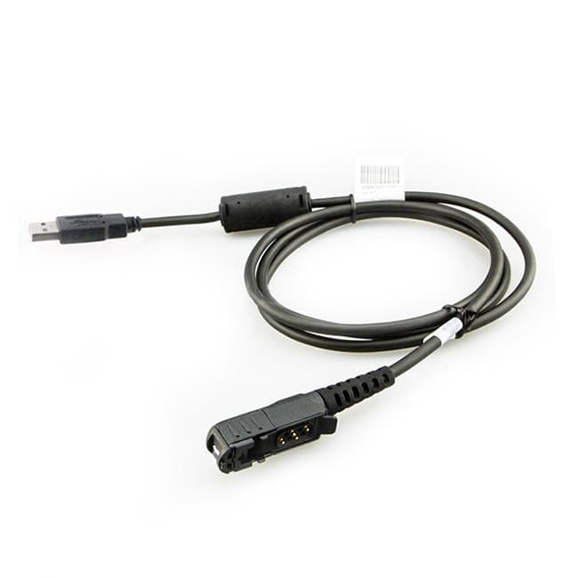 Černý programovací kabel PMKN4115 USB pro Motorola DP2000 a DP3441, s viditelným USB A konektorem vlevo a speciálním konektorem pro radiostanice vpravo, leží na bílém podkladu.