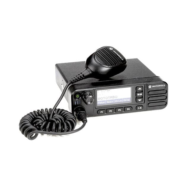 Čelní pohled na radiostanici Motorola MOTOTRBO DM4600e VHF s připojeným základním ručním mikrofonem.