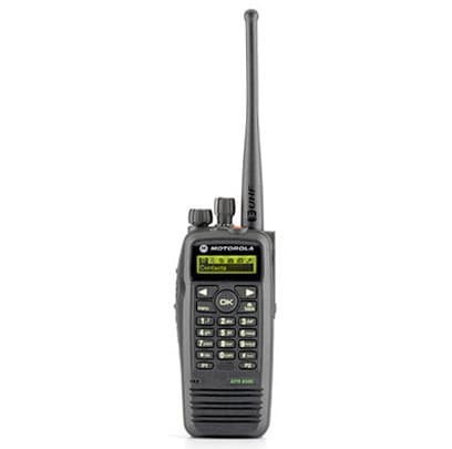 Radiostanice MOTOROLA DP 3601 VHF shobní anténou shora, plná klávesnice s displejem a navigačními tlačítky, logo Motoroly.