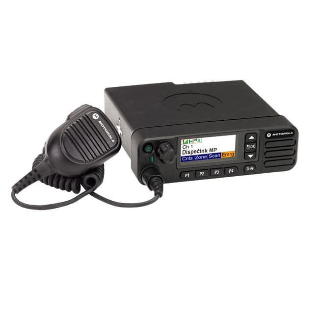 Černá radiostanice Motorola MOTOTRBO™ DM4601e VHF z pohledu shora/zepředu s připojeným externím mikrofonem. Viditelný displej se základním menu a tlačítka P1-P4.