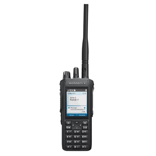 Čelní pohled na Motorola MOTOTRBO™ R7 s plnou klávesnicí, barevným displejem a anténou.