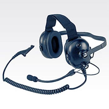 Černá těžká náhlavní souprava Motorola RMN5061 s mikrofonem. Viditelný spirálový kabel a konektor pro radiostanici.