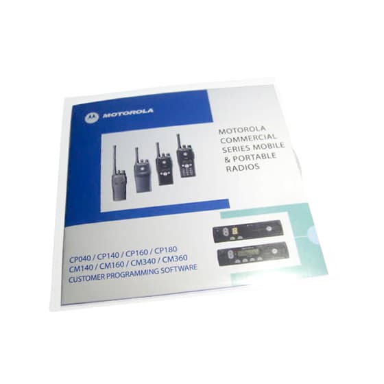 Šikmý pohled na obal softwaru GMVN5068 CPS pro Motorola CP/CM série, na kterém jsou vyobrazeny radiostanice.