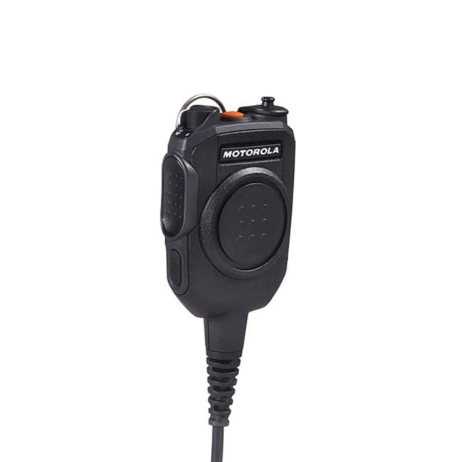 Reproduktor PMMN4113 IMPRES/Nexus držený v horní části, viditelný černý kabel a oranžové tlačítko PTT.