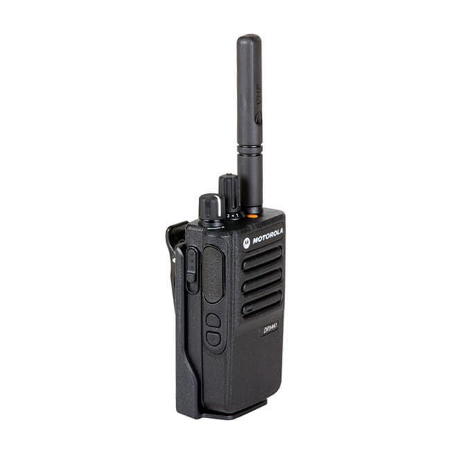Přední levá strana radiostanice Motorola DP3441 UHF na bílém pozadí. Viditelná anténa, logo Motorola, modelové označení a boční ovládací tlačítka s klipem.