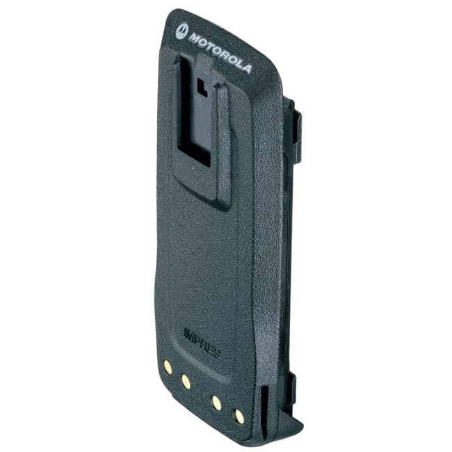 Detailní pohled z boku na černou Li-Ion baterii Motorola PMNN4066 IMPRES s jasně viditelnými nabíjecími kontakty a klipem na opasek.