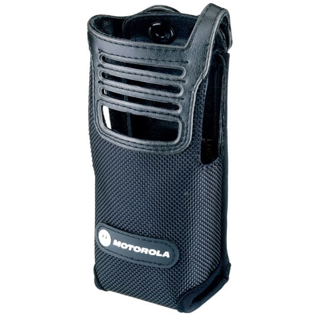Šikmý pohled na černé nylonové pouzdro Motorola PMLN5024 pro radiostanice DP340x, detail na logo Motorola a prořezávání nahoře.