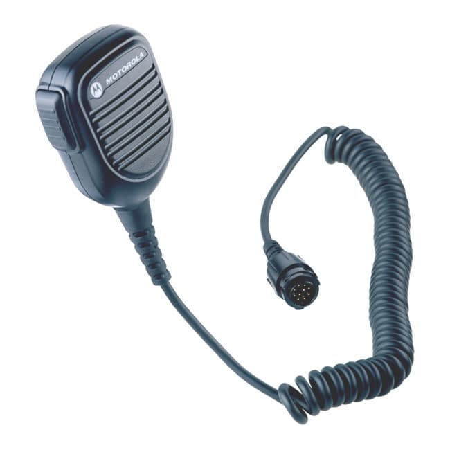 Šikmý pohled na ruční mikrofon Motorola RMN5107 vpředu s reproduktorem, PTT tlačítkem a dole je kroucený kabel s kulatým konektorem.